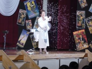 渚晴彦ブログ：福島県白河市小野田小学校にて 花島皆子さんのマジック（日本奇術協会主催 文化庁支援の学校公演）