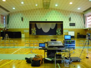 学校公演最終日は壱岐市立郷ノ浦中学校でした。会場内にて撮影