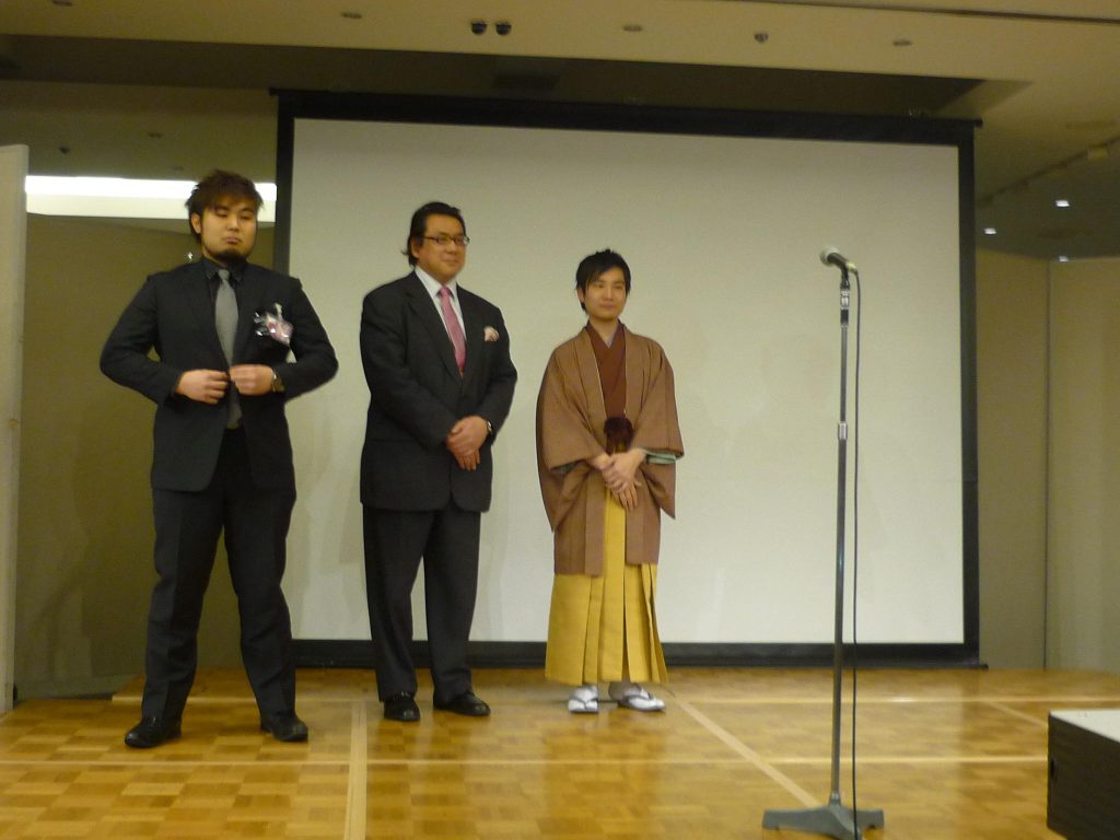 ２０１１年（社）日本奇術協会　新年親睦会　左から浅見太郎さん、ＴＵＫＡＳＡさん、小林大さん。